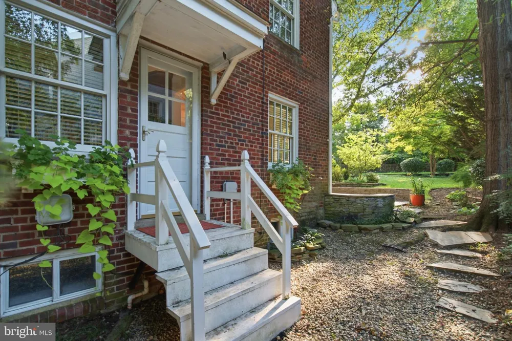2312 VALLEY DRIVE Alexandria, VA 22302