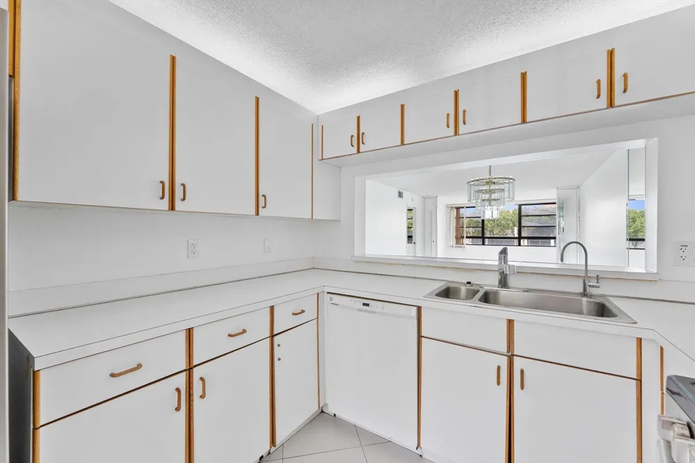 10634 W Clairmont Circle Tamarac, FL 33321