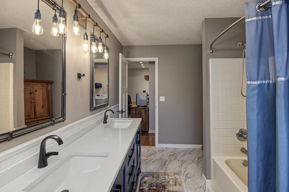 1944 Mockingbird Avenue Shakopee, MN 55379