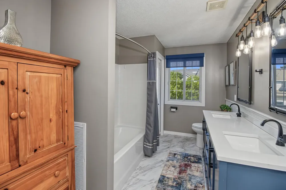 1944 Mockingbird Avenue Shakopee, MN 55379