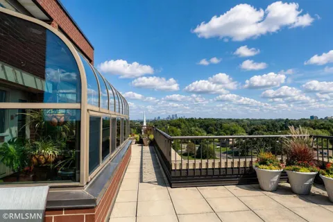 7600 Golden Valley Road #304