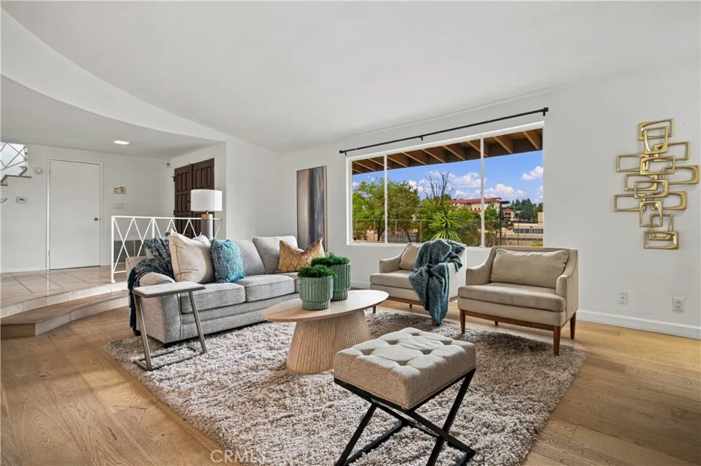 20164 Santa Rita Woodland Hills, CA 91364