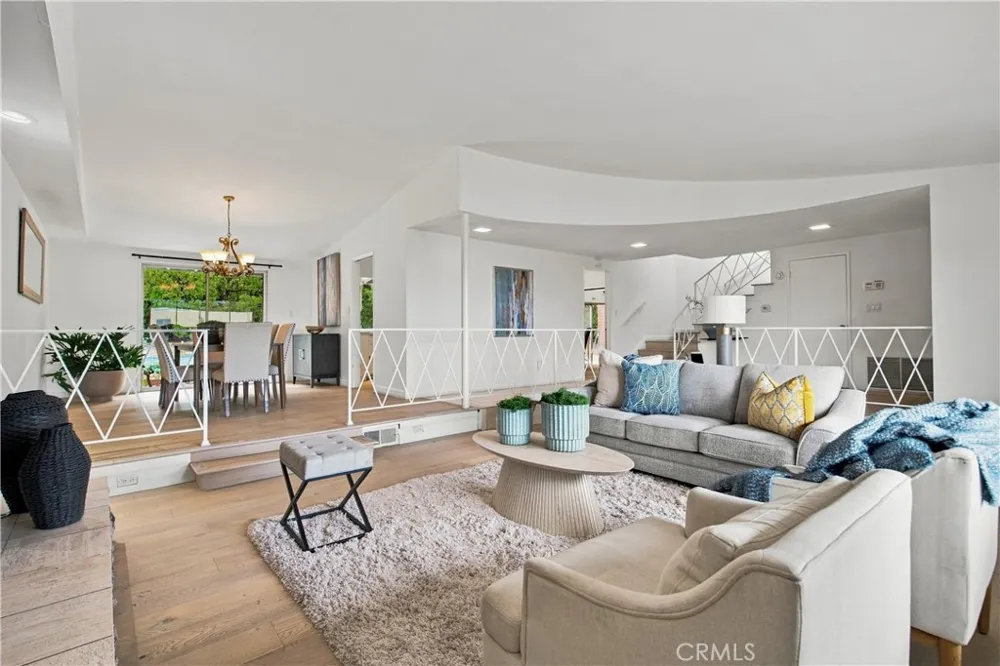 20164 Santa Rita Woodland Hills, CA 91364