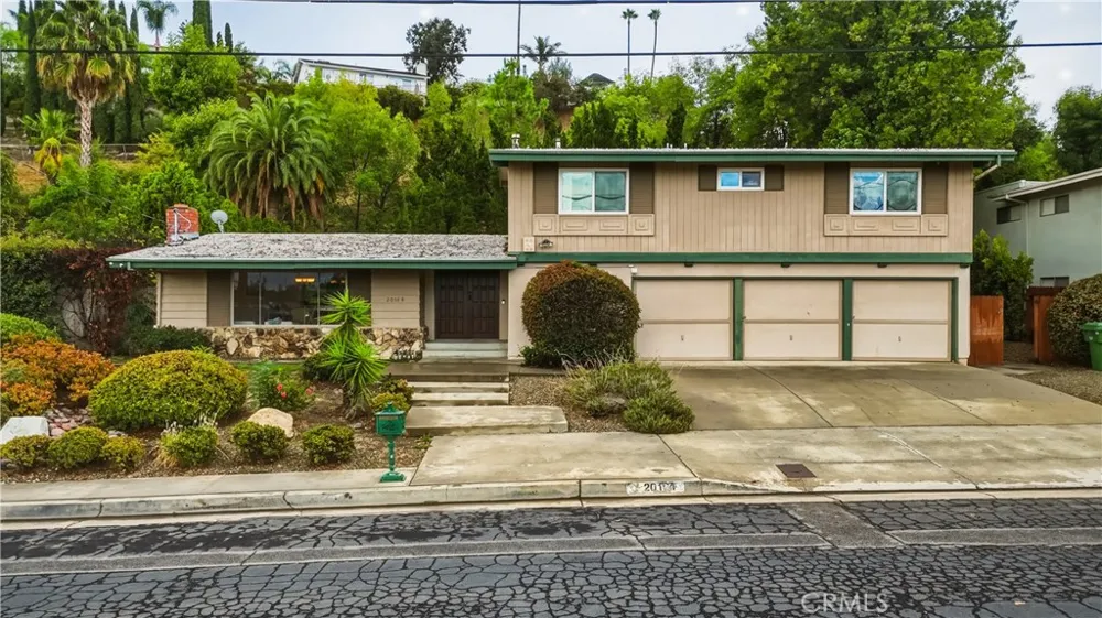 20164 Santa Rita Woodland Hills, CA 91364