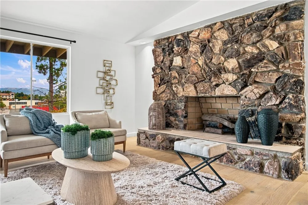 20164 Santa Rita Woodland Hills, CA 91364