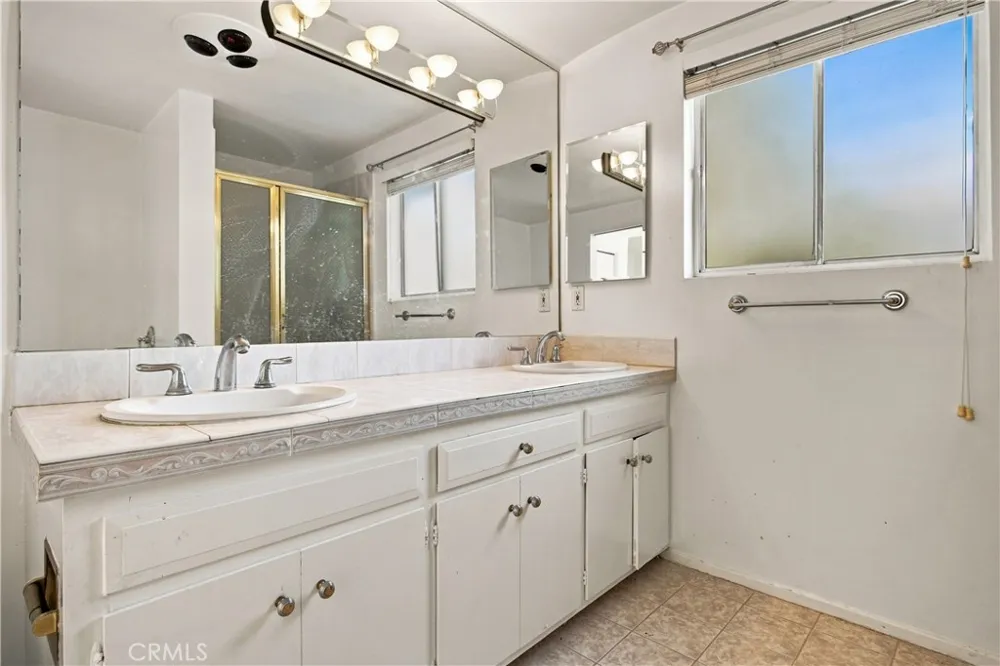 20164 Santa Rita Woodland Hills, CA 91364