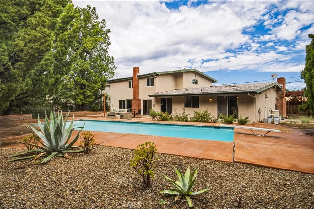 20164 Santa Rita Woodland Hills, CA 91364