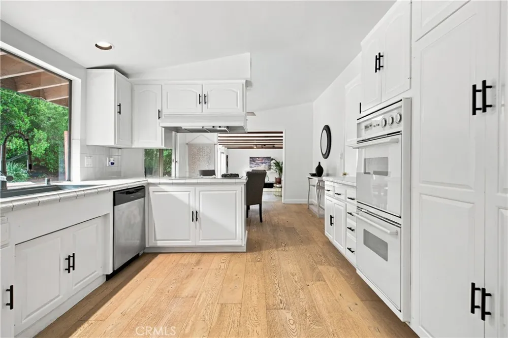 20164 Santa Rita Woodland Hills, CA 91364