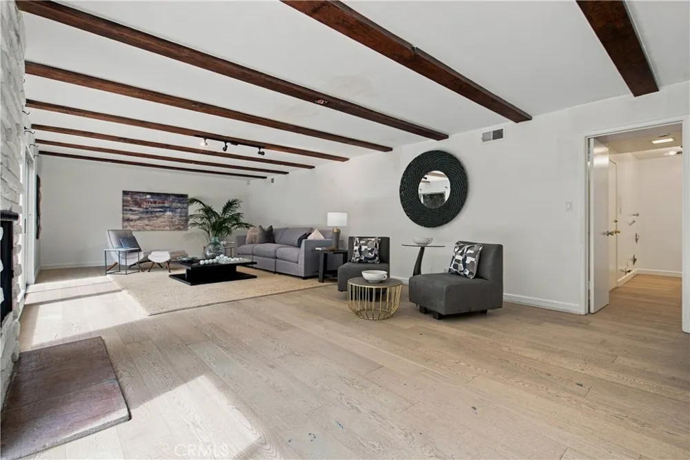 20164 Santa Rita Woodland Hills, CA 91364
