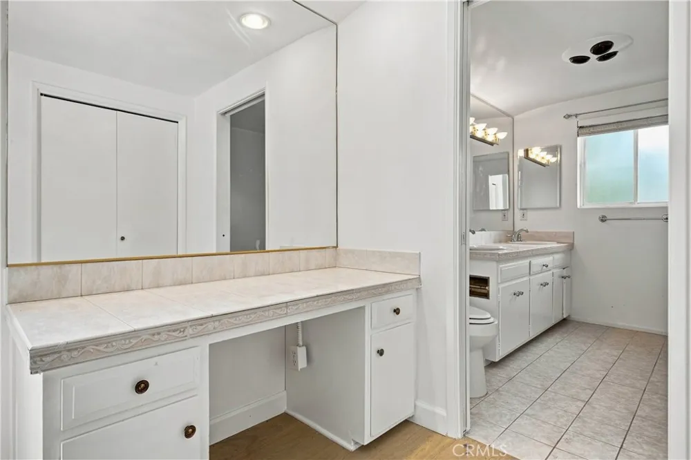 20164 Santa Rita Woodland Hills, CA 91364