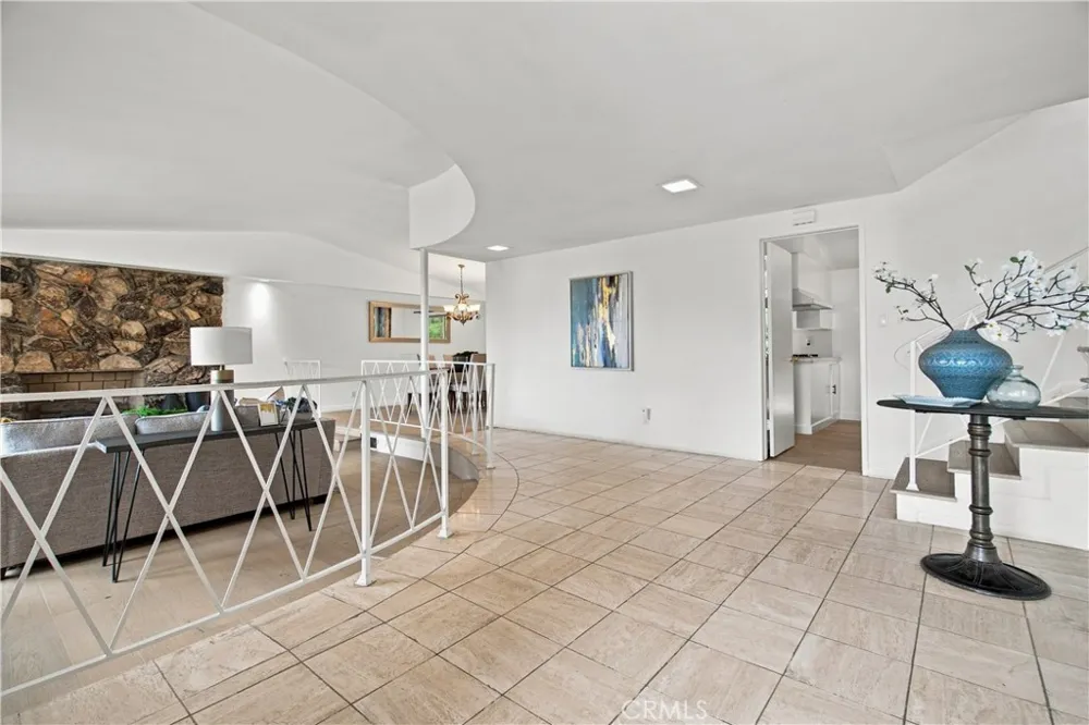20164 Santa Rita Woodland Hills, CA 91364