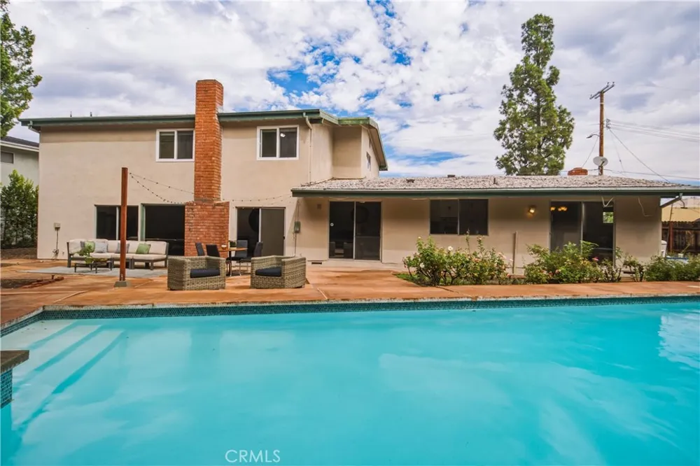 20164 Santa Rita Woodland Hills, CA 91364