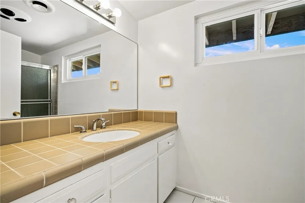 20164 Santa Rita Woodland Hills, CA 91364