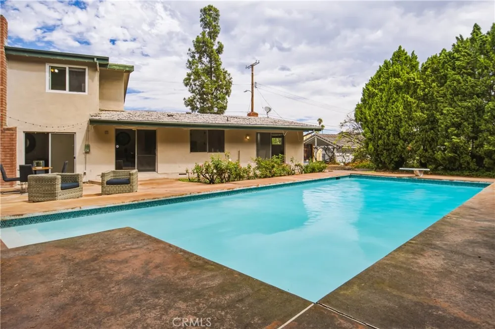 20164 Santa Rita Woodland Hills, CA 91364