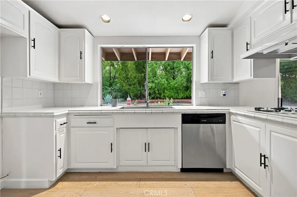 20164 Santa Rita Woodland Hills, CA 91364