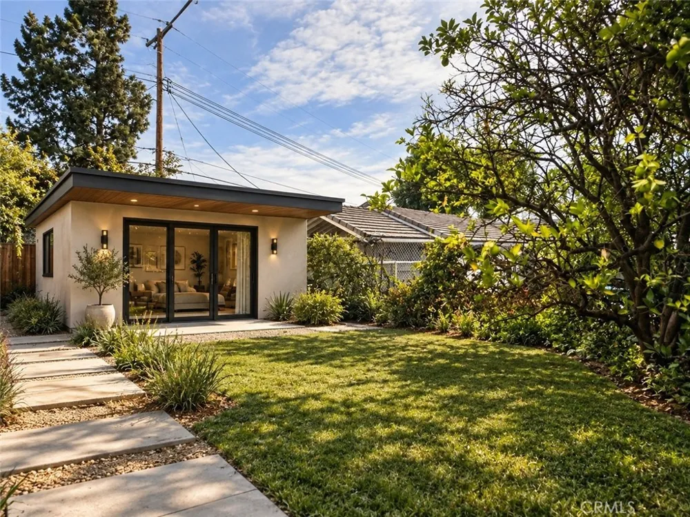 20164 Santa Rita Woodland Hills, CA 91364