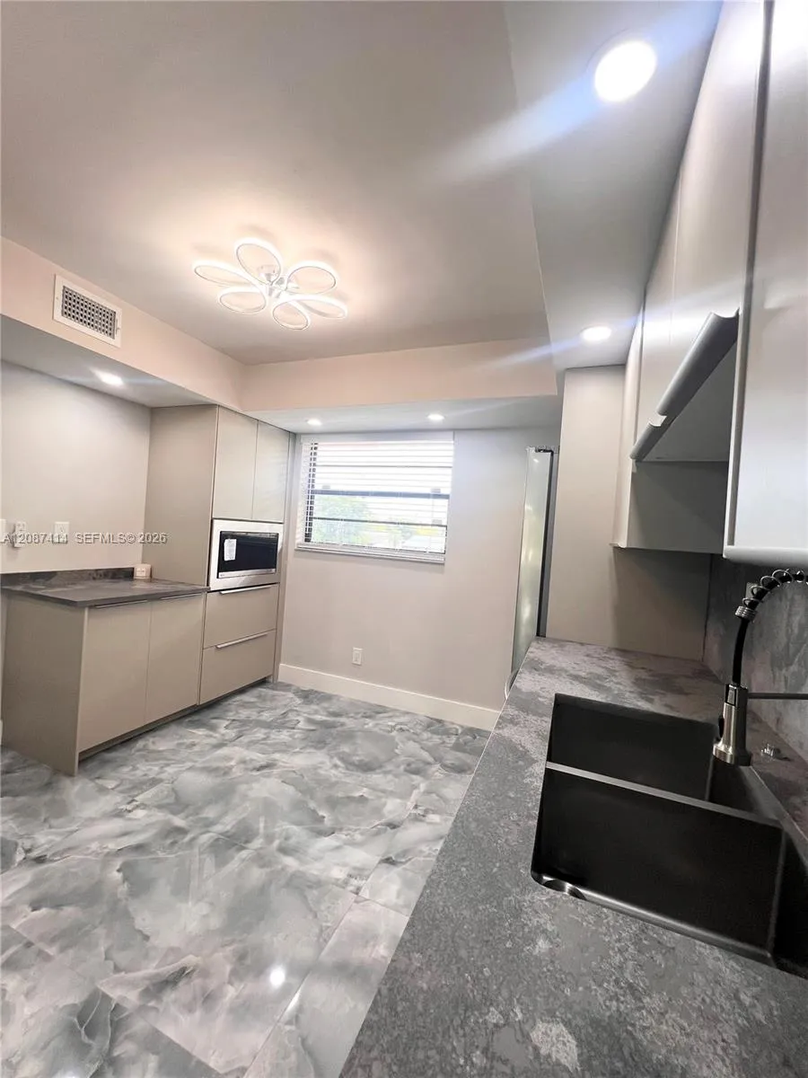 4930 E Sabal Palm Blvd #206 Tamarac, FL 33319