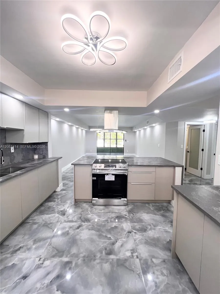 4930 E Sabal Palm Blvd #206 Tamarac, FL 33319
