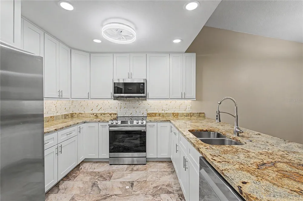 1302 GOLFVIEW DRIVE Tarpon Springs, FL 34689