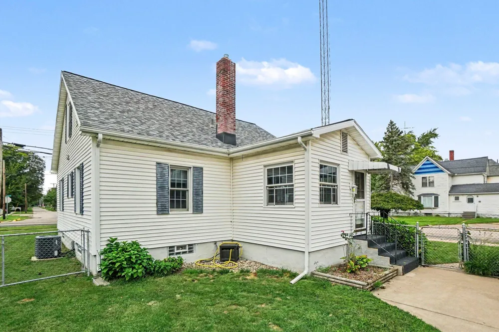 401 S Center Street Hartford, MI 49057