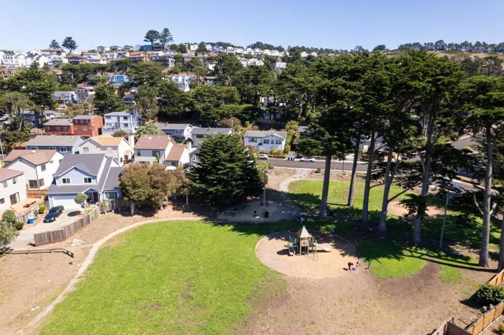 207 Beverly Place Pacifica, CA 94044