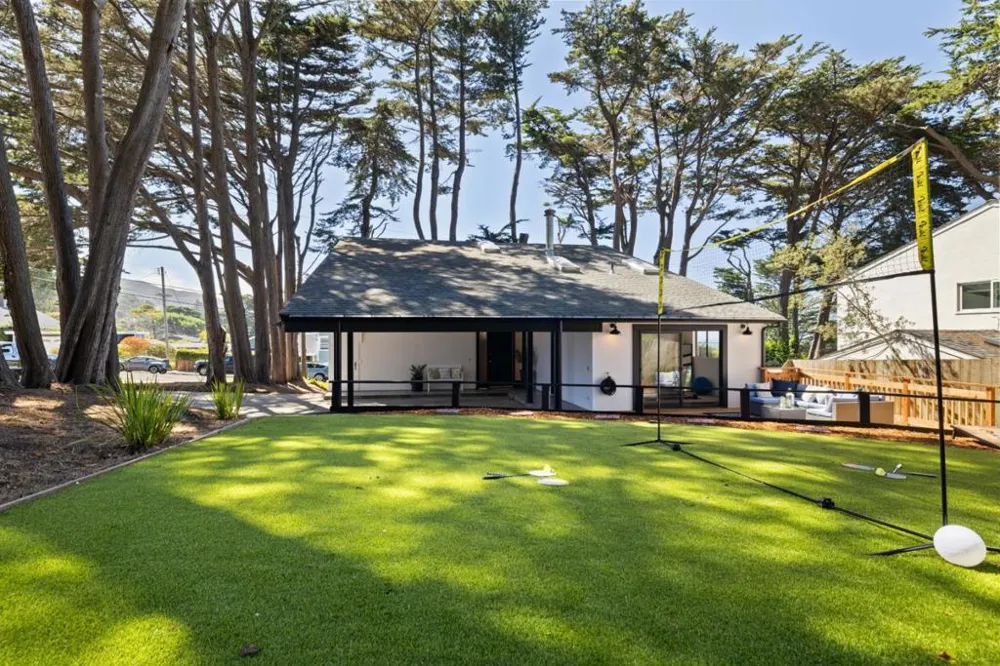 207 Beverly Place Pacifica, CA 94044
