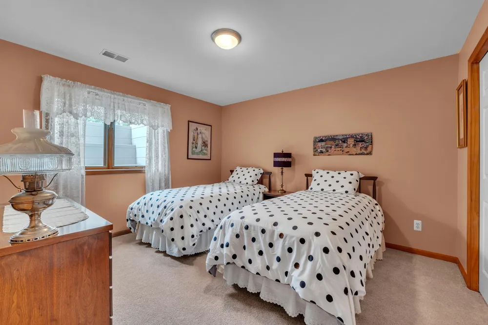 463 Cottonwood Lane Saline City, MI 48176