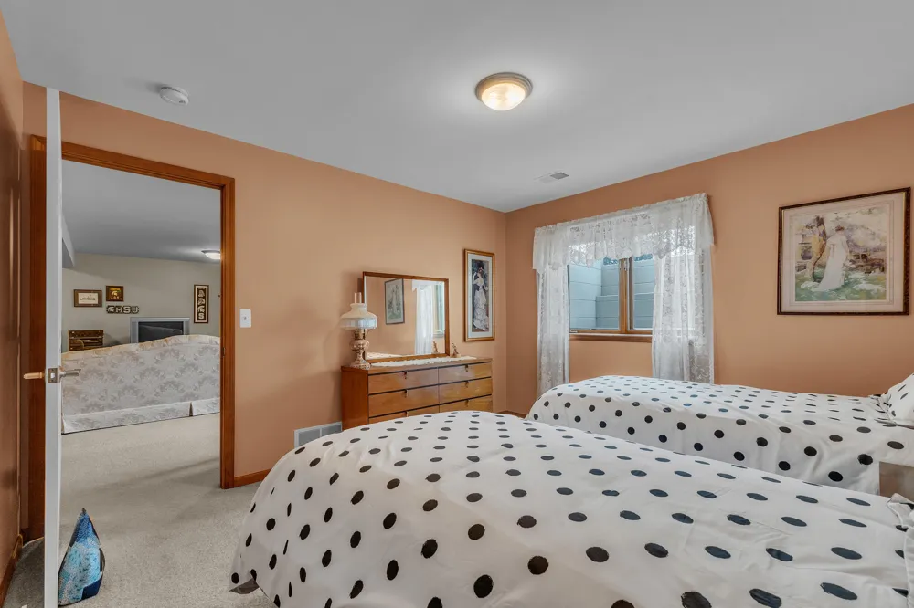 463 Cottonwood Lane Saline City, MI 48176