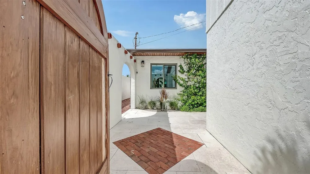 556 WASHINGTON DRIVE Sarasota, FL 34236