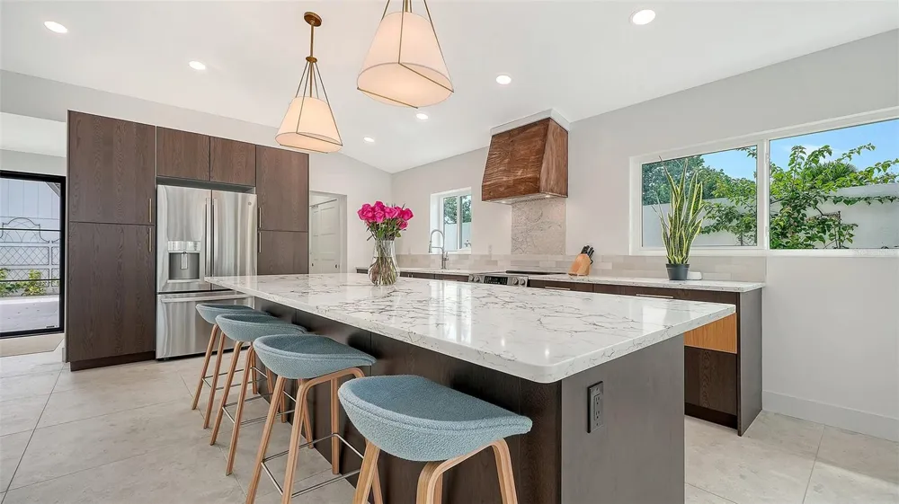 556 WASHINGTON DRIVE Sarasota, FL 34236
