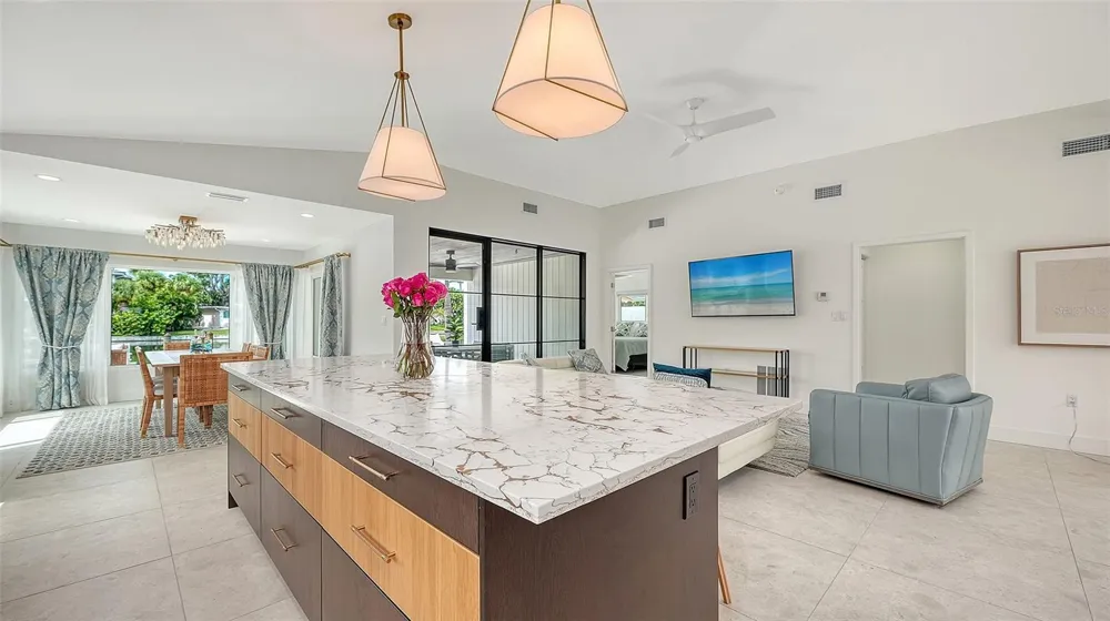 556 WASHINGTON DRIVE Sarasota, FL 34236