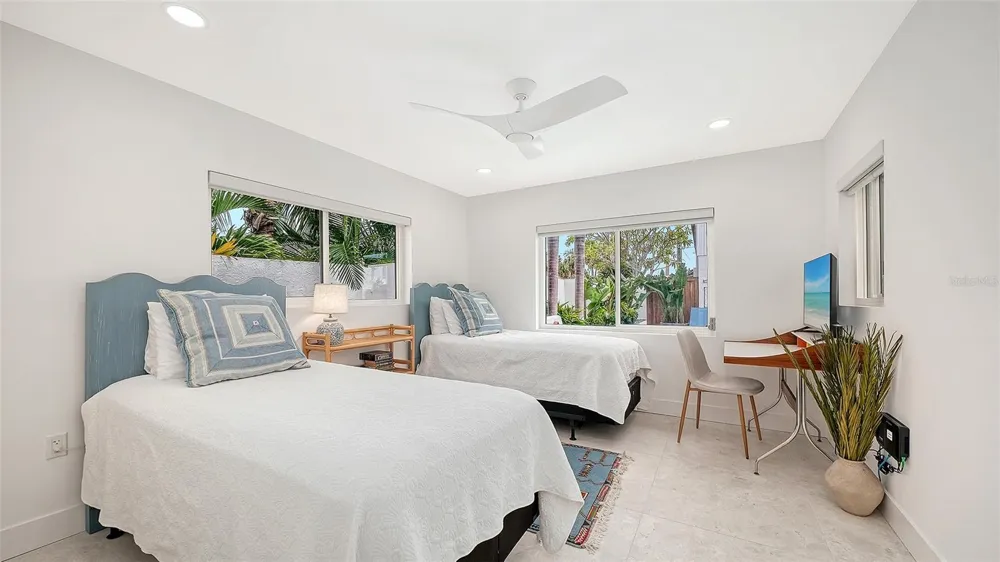 556 WASHINGTON DRIVE Sarasota, FL 34236