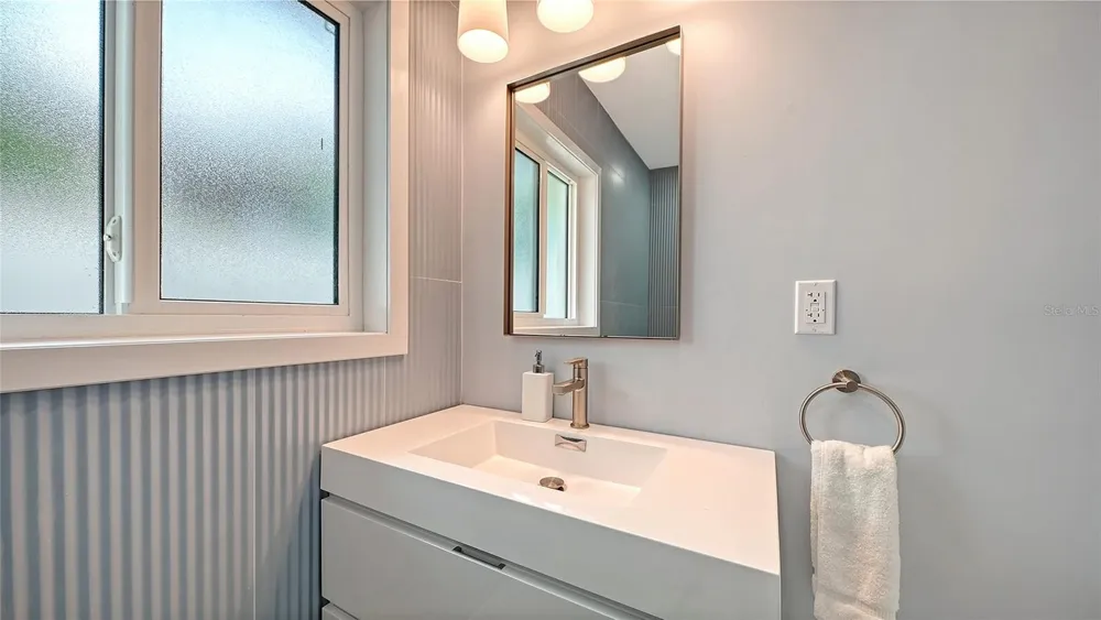 556 WASHINGTON DRIVE Sarasota, FL 34236