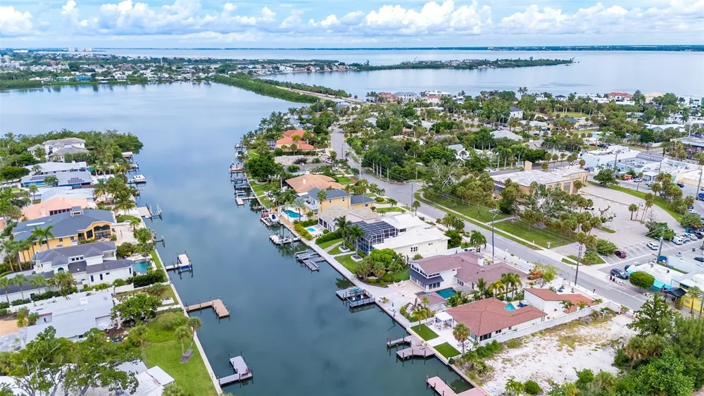 556 WASHINGTON DRIVE Sarasota, FL 34236
