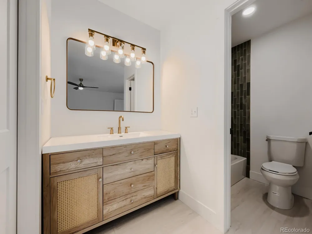 2813 S Xanadu Way Aurora, CO 80014