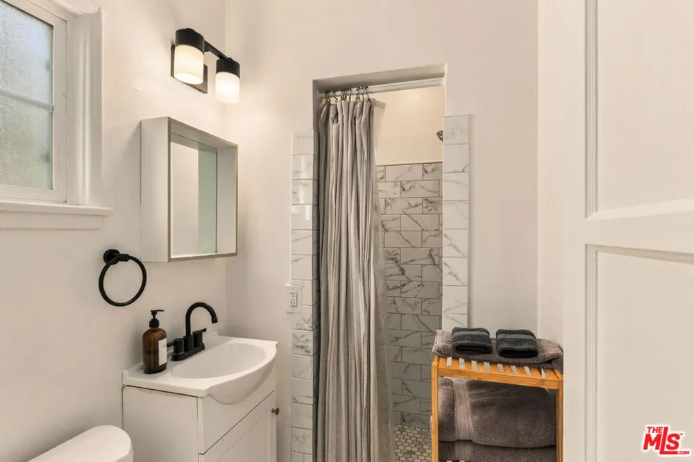 2903 Delaware Avenue Santa Monica, CA 90404