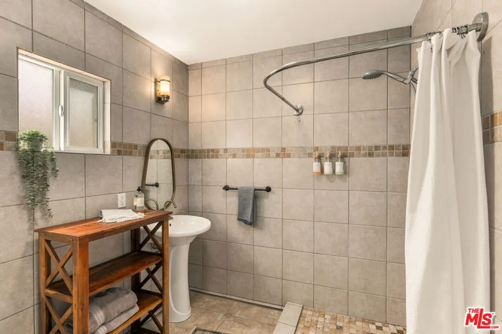 2903 Delaware Avenue Santa Monica, CA 90404