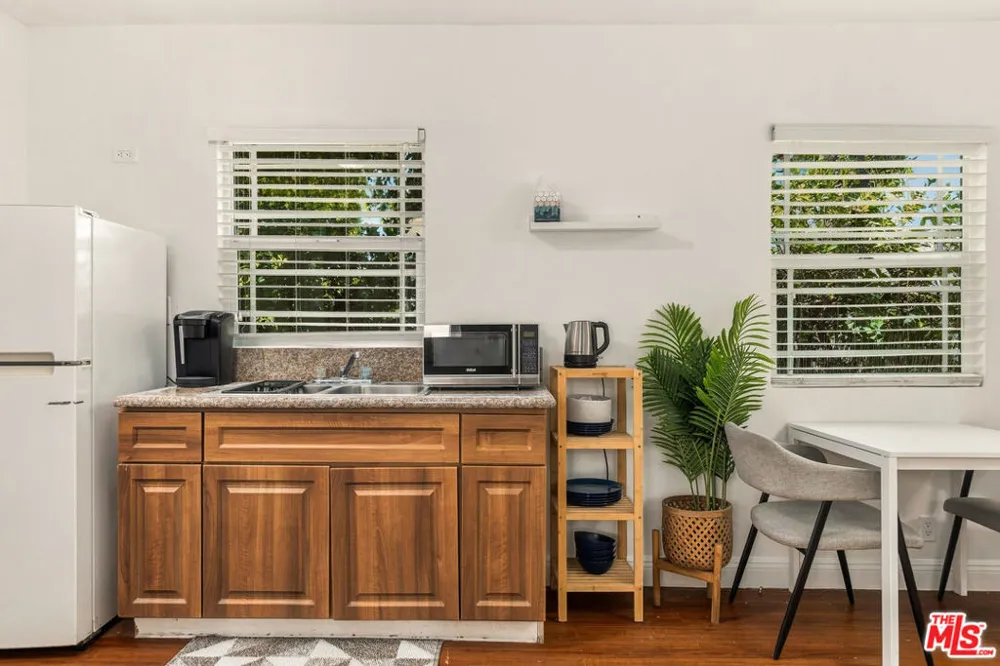 2903 Delaware Avenue Santa Monica, CA 90404