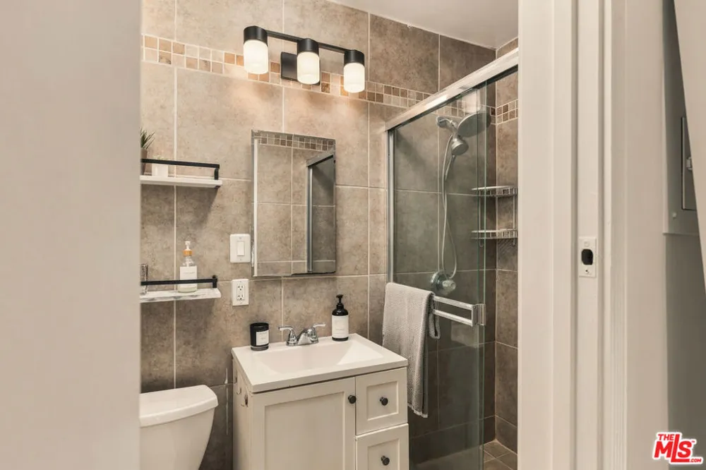 2903 Delaware Avenue Santa Monica, CA 90404