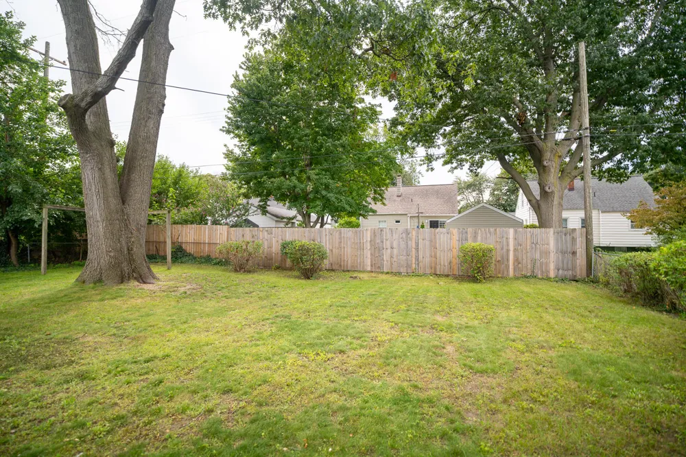 1355 W Broadway Avenue Muskegon, MI 49441