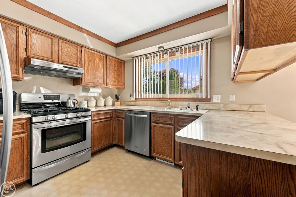 42228 Fulton Court Sterling Heights City, MI 48313