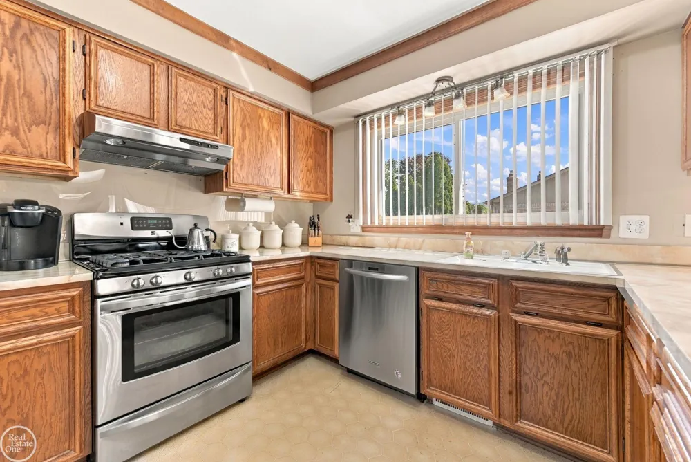 42228 Fulton Court Sterling Heights City, MI 48313