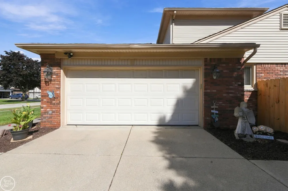 42228 Fulton Court Sterling Heights City, MI 48313