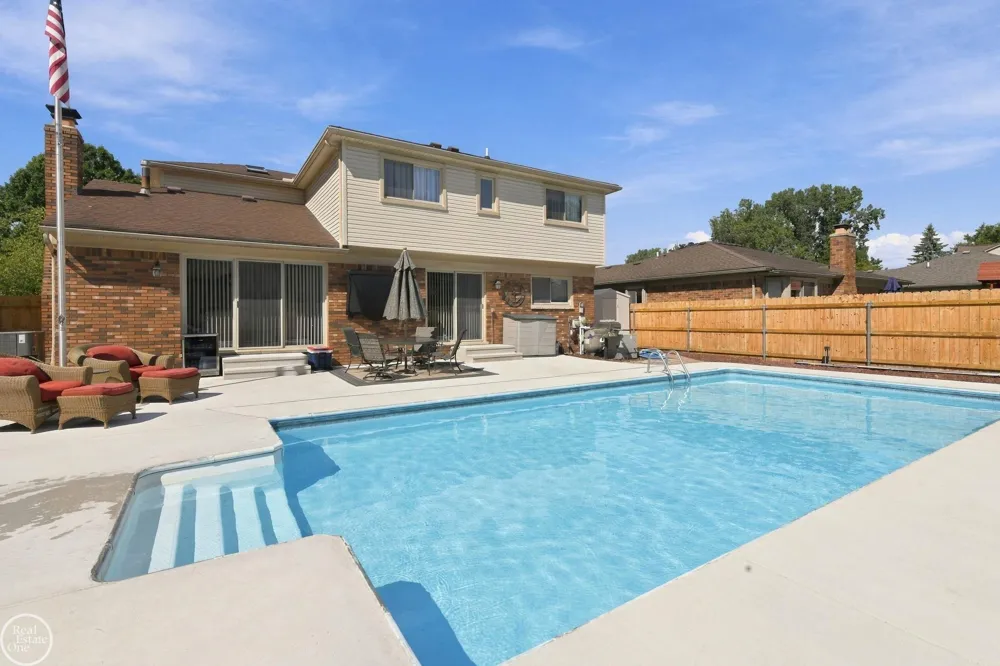 42228 Fulton Court Sterling Heights City, MI 48313