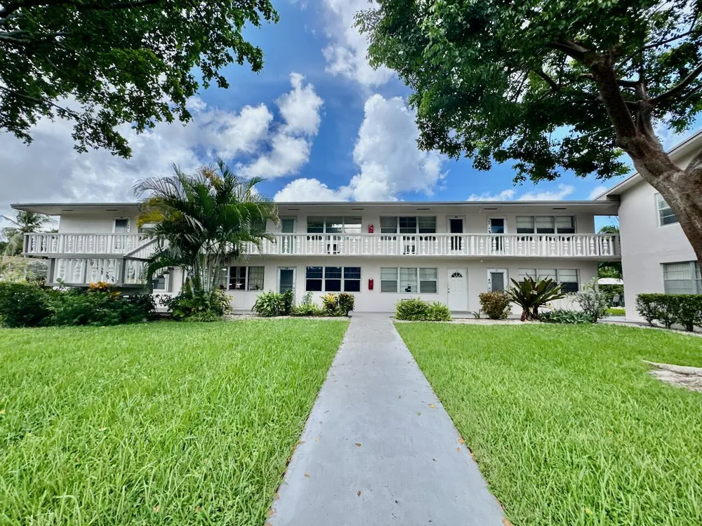 44 CANTERBURY B West Palm Beach, FL 33417