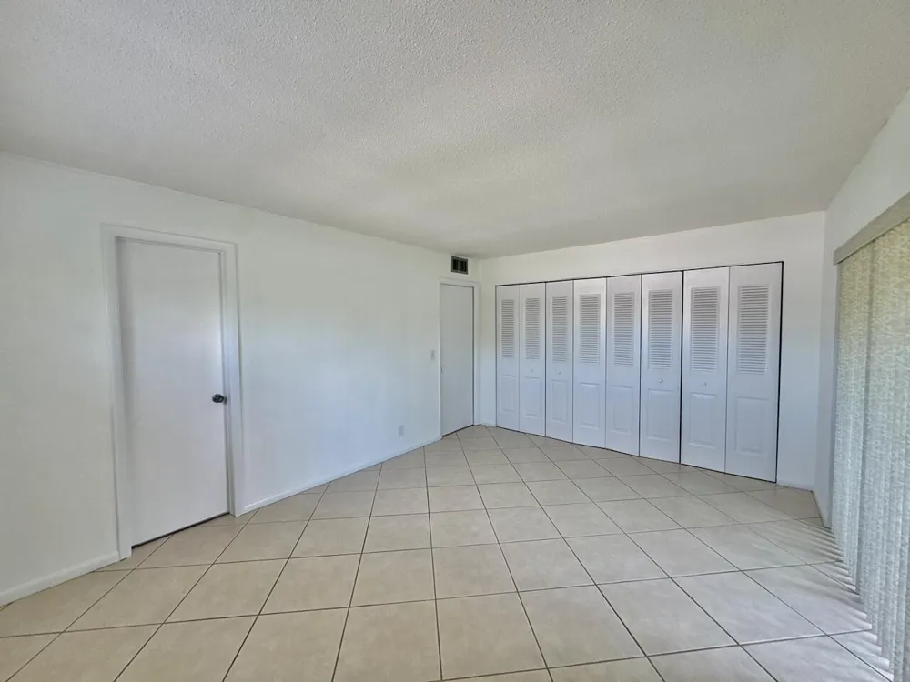 44 CANTERBURY B West Palm Beach, FL 33417