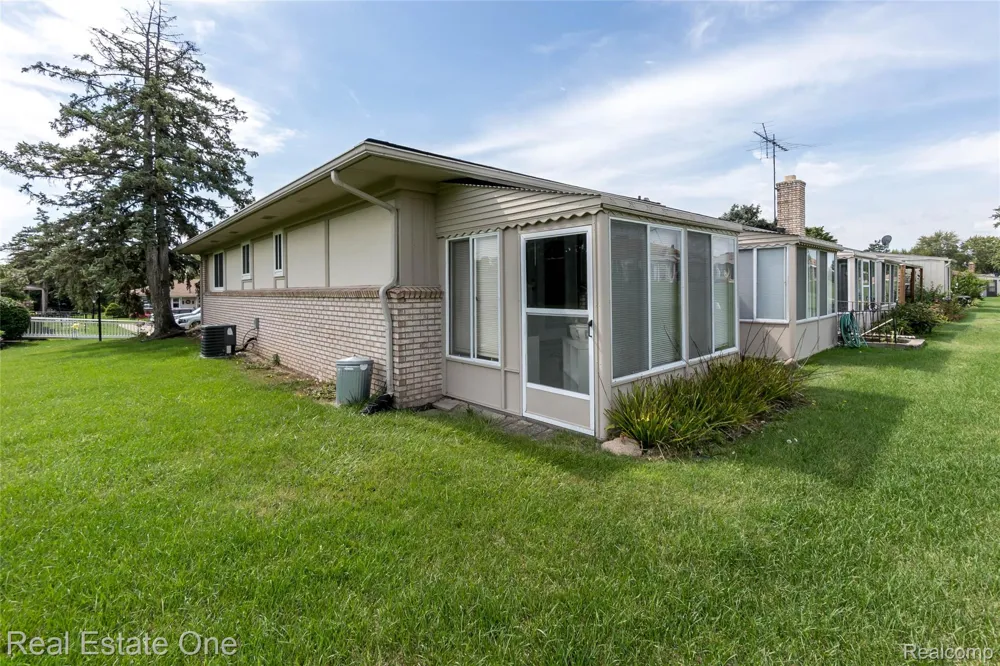 25142 Franklin Terrace #8 South Lyon City, MI 48178