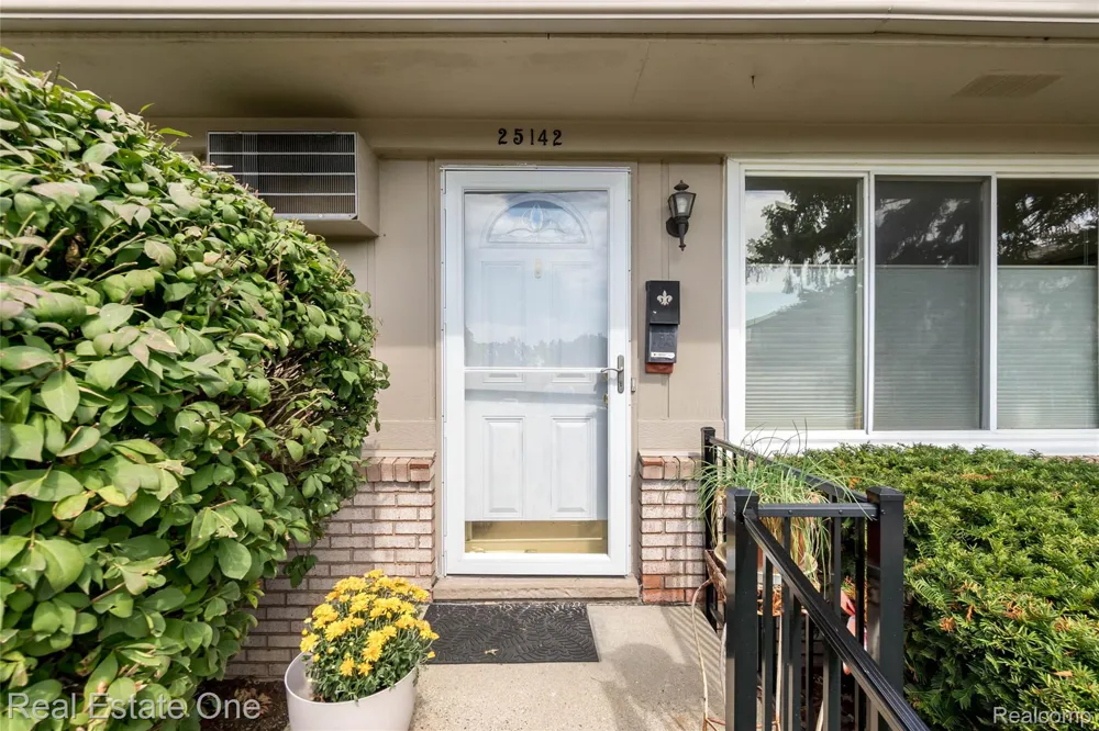 25142 Franklin Terrace #8 South Lyon City, MI 48178