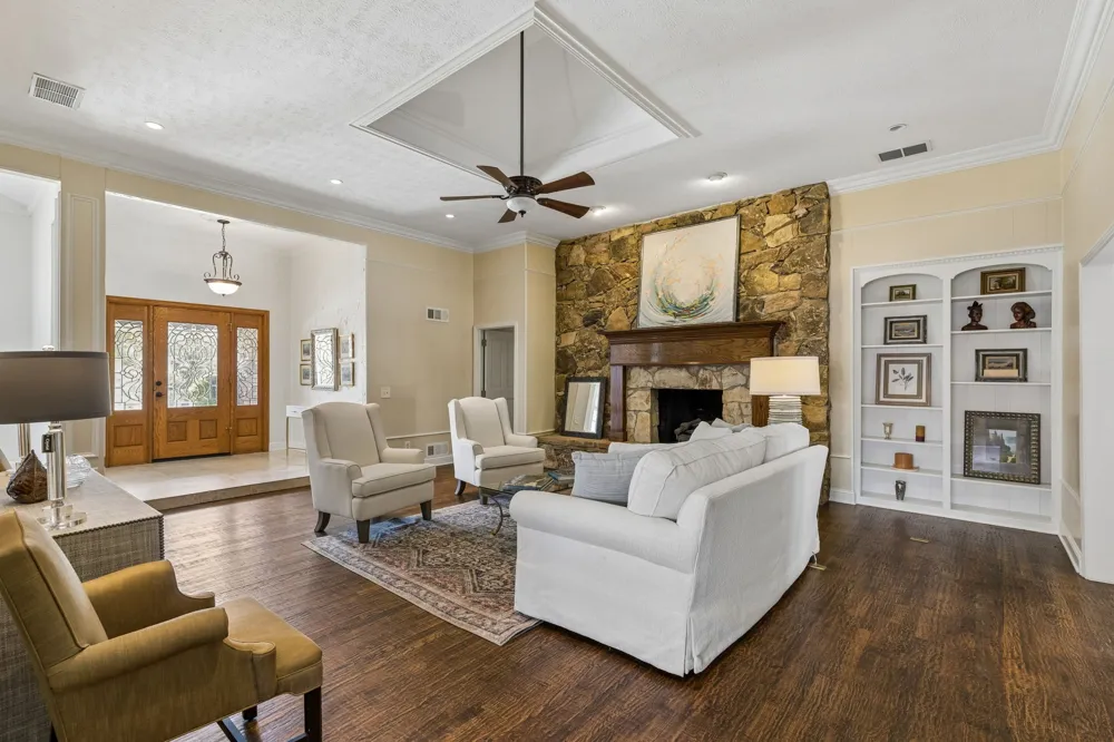 9639 Vista Oaks Drive Dallas, TX 75243