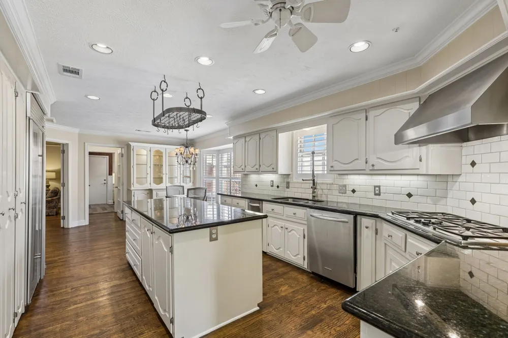 9639 Vista Oaks Drive Dallas, TX 75243